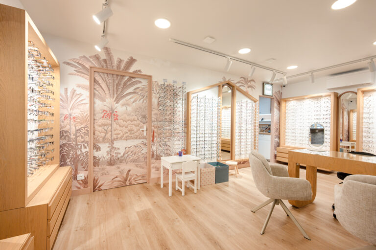 Photo aménagement intérieur boutique Rev' Optique 06